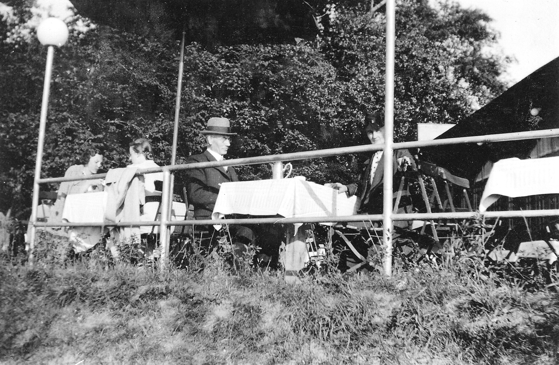 Karl und Antje Osterbuhr in einem Gartenlokal