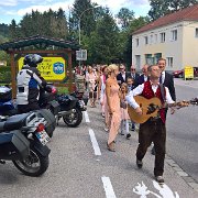 Kaffeepause mit Hund und Hochzeit in Feistritz am Wechsel : !Moped-Touren, 2017.4-Laender, 2017.4-Länder, Europa, Europe, Feistritz am Wechsel, Gerd Kossack, Moped-Touren, Niederösterreich, Werner Probst, Österreich